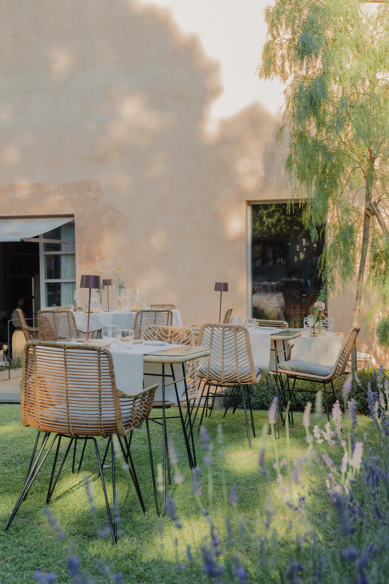 Outdoor hospitality photography at Riva Lofts Florence featuring a contemporary garden restaurant, pool reflections, cocktails, natural light, and relaxed boutique hotel atmosphere in Florence, Italy.