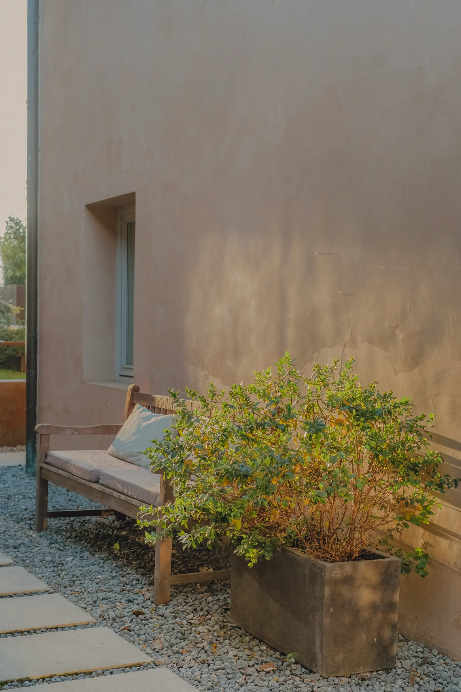 Outdoor hospitality photography at Riva Lofts Florence featuring a contemporary garden restaurant, pool reflections, cocktails, natural light, and relaxed boutique hotel atmosphere in Florence, Italy.