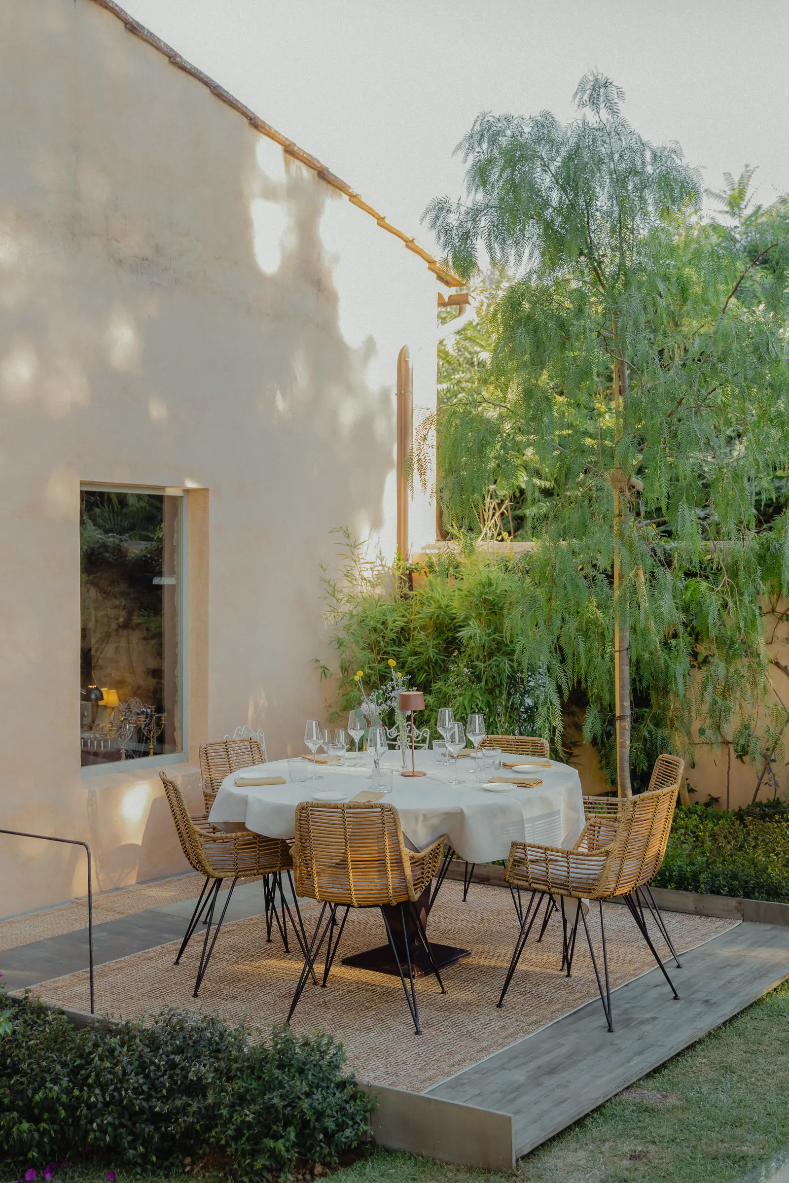 Outdoor hospitality photography at Riva Lofts Florence featuring a contemporary garden restaurant, pool reflections, cocktails, natural light, and relaxed boutique hotel atmosphere in Florence, Italy.