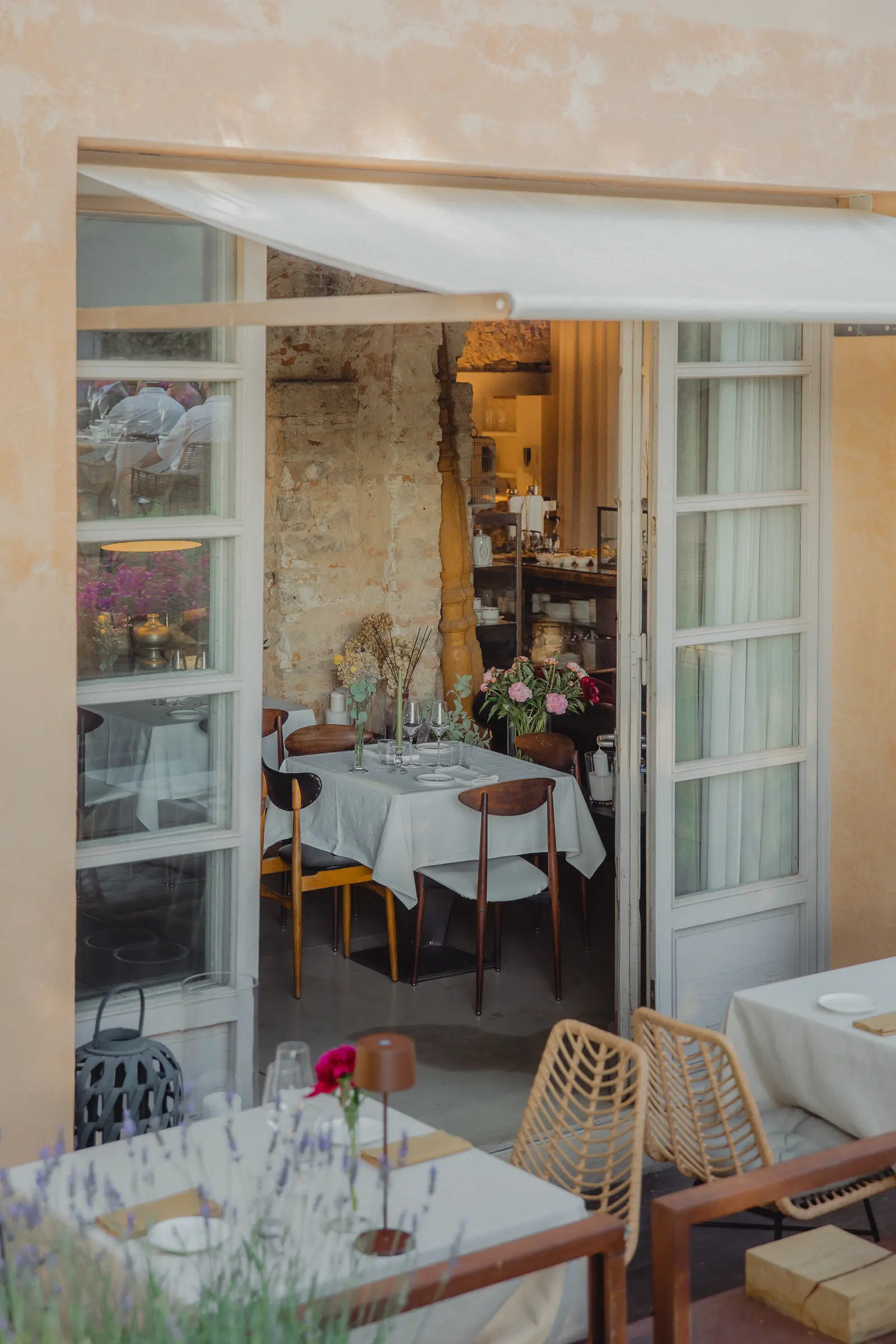 Outdoor hospitality photography at Riva Lofts Florence featuring a contemporary garden restaurant, pool reflections, cocktails, natural light, and relaxed boutique hotel atmosphere in Florence, Italy.