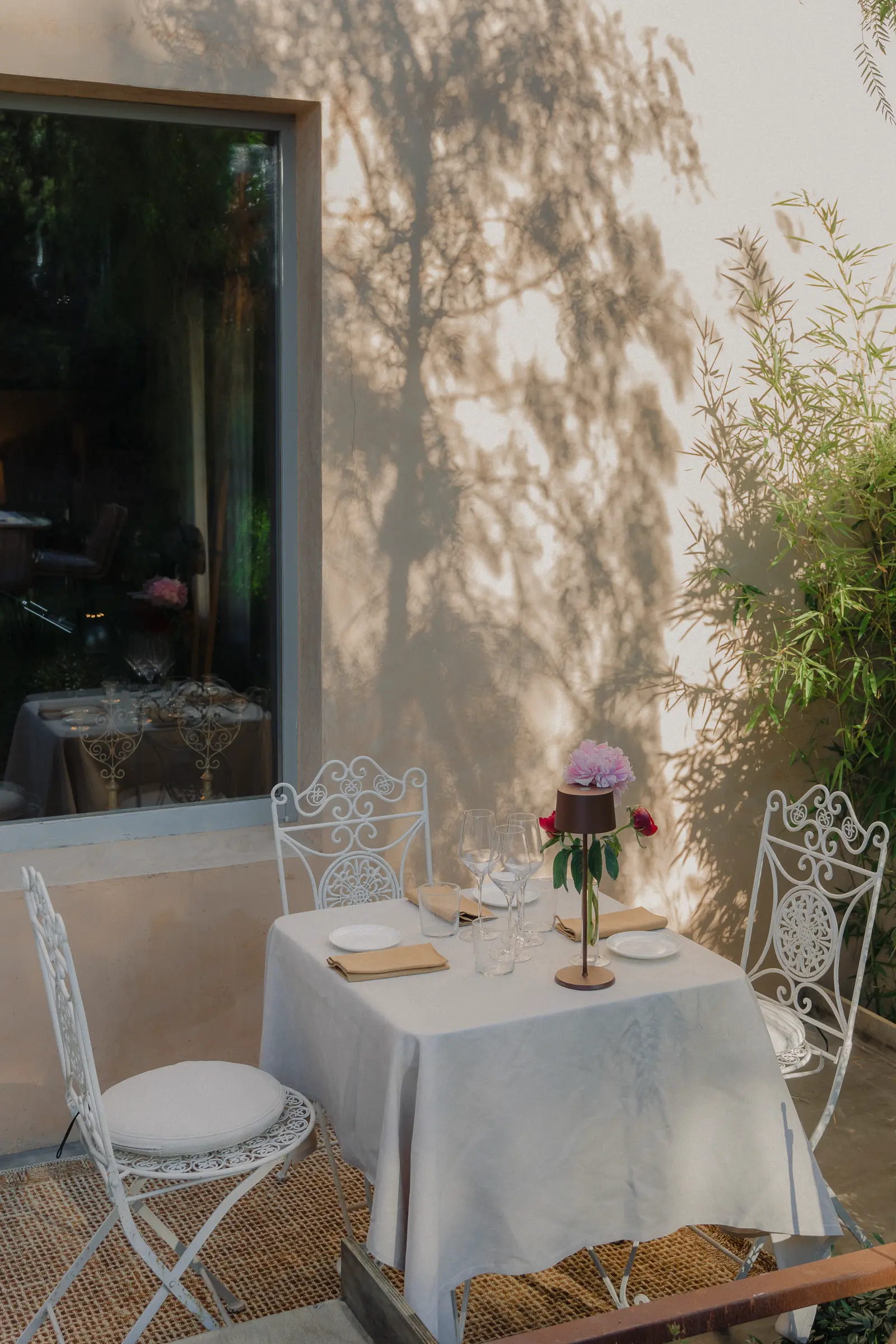 Outdoor hospitality photography at Riva Lofts Florence featuring a contemporary garden restaurant, pool reflections, cocktails, natural light, and relaxed boutique hotel atmosphere in Florence, Italy.