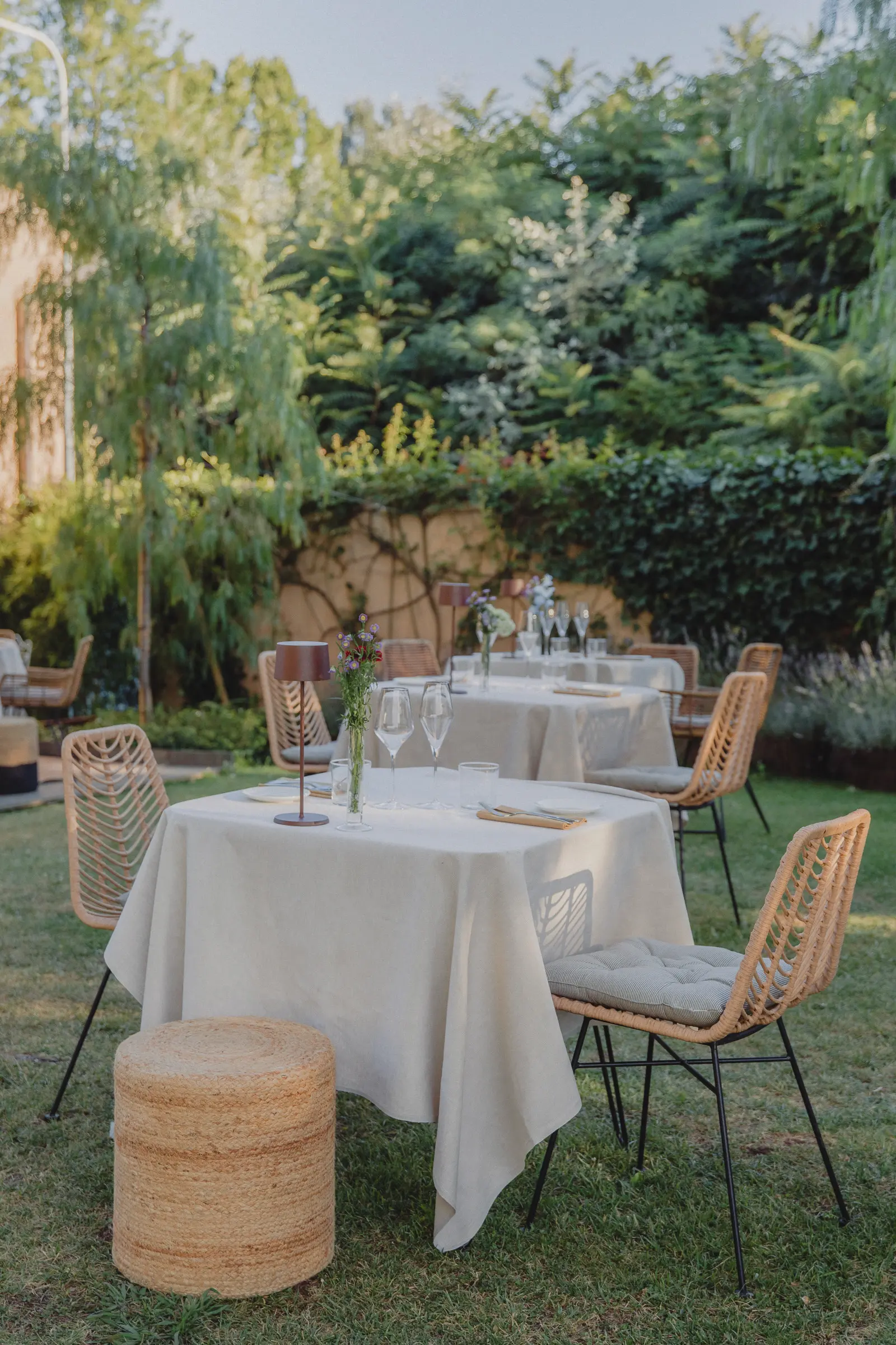 Outdoor hospitality photography at Riva Lofts Florence featuring a contemporary garden restaurant, pool reflections, cocktails, natural light, and relaxed boutique hotel atmosphere in Florence, Italy.