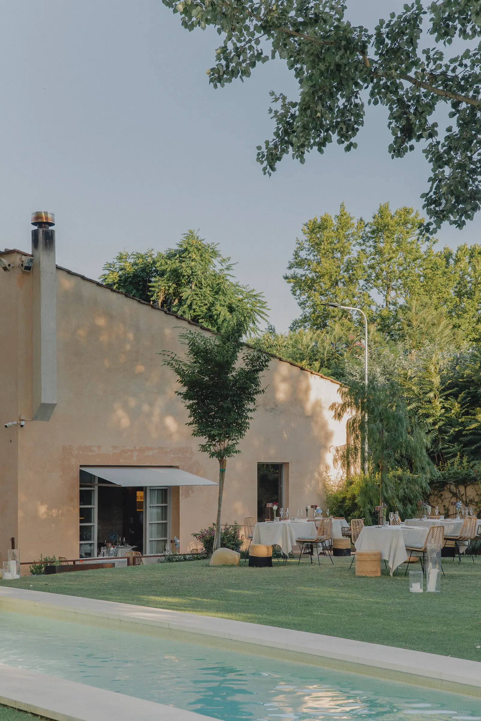 Outdoor hospitality photography at Riva Lofts Florence featuring a contemporary garden restaurant, pool reflections, cocktails, natural light, and relaxed boutique hotel atmosphere in Florence, Italy.
